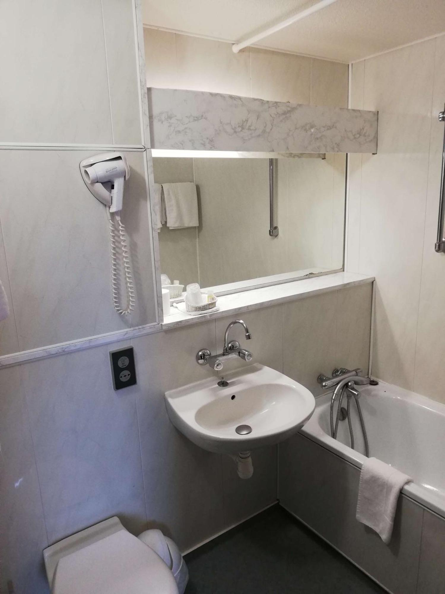 Brit Hotel Vallee Du Lot Фюмель Экстерьер фото